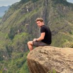 Collega Justin van Rama Tours op een uitstekende rots bij Little Adam Peak in Sri Lanka